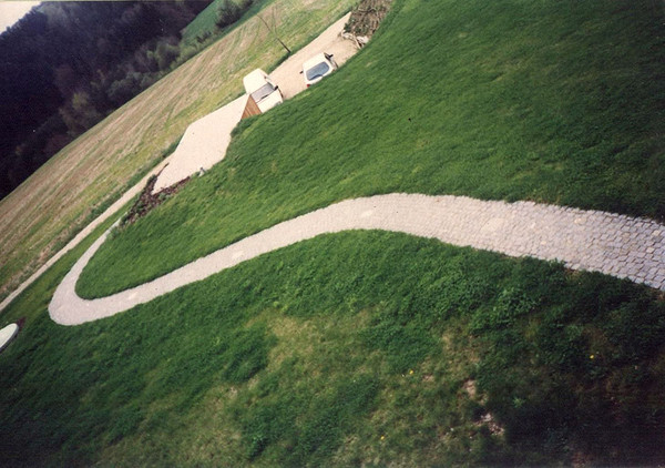 Kamenná cesta v trávníku