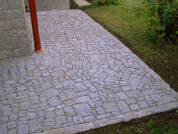 Kamenný chodník